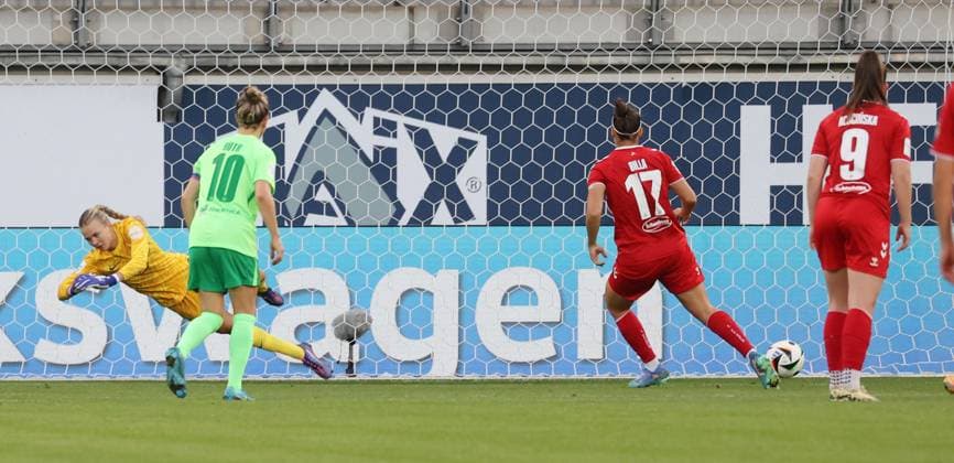 Women VfL Wolfsburg vs 1 FC Köln Wolfsburg, 22 09 2024, Soccer, Women, Season 24 25, Google Pixel Bundesliga, Matchday 3, VfL Wolfsburg vs 1 FC Köln, Picture shows Nicole Billa FC, 17 scores the goal for 1 0 for Köln in this scene via penalty kick against Merle Frohms VfL, 1 Wolfsburg