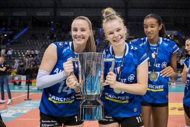 Kelsey Veltmann Allianz MTV Stuttgart, 14 and Pauline Martin Allianz MTV Stuttgart, 11 with trophy GER, Allianz MTV Stuttgart vs SSC Palmberg Schwerin, Sparda Bank Supercup 2024, VBL, season 2024 2025, 22 09 2024 GER, Allianz MTV Stuttgart vs SSC Palmberg Schwerin, Sparda Bank Supercup 2024, VBL, season 2024 2025, 22 09 2024 Stuttgart Copyright: xSandyxDinkelackerx EP_SDR