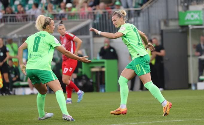 Women VfL Wolfsburg vs 1 FC Köln Wolfsburg, 22 09 2024, Soccer, Women, Season 24 25, Google Pixel Bundesliga, Matchday 3, VfL Wolfsburg vs 1 FC Köln, Picture shows jubilation over the goal to 1 1 for VfL by Alexandra Popp VfL, 11 with Lena Lattwein VfL, 8 Wolfsburg