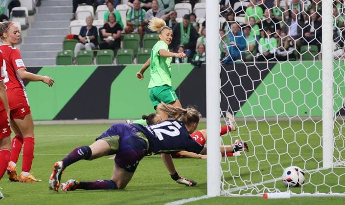 Women VfL Wolfsburg vs 1 FC Köln Wolfsburg, 22 09 2024, Soccer, Women, Season 24 25, Google Pixel Bundesliga, Matchday 3, VfL Wolfsburg vs 1 FC Köln, picture shows Lena Lattwein VfL, 8 scores the goal to 2 1 for VfL Wolfsburg in this scene
