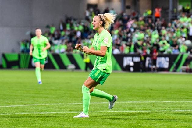 Soccer I Women I Season 2024 2025 I Bundesliga I 3 Matchday I VfL Wolfsburg 1 FC Köln I 22 09 2024 Goal celebration Lena Lattwein 8, VfL Wolfsburg scores the leading goal to 2 1 and clenches her fists Crop, close-up, portrait, portrait, single photo, single image, body Wolfsburg AOK Stadium Lower Saxony Germany Copyright: xLobeca InesxHähnelx