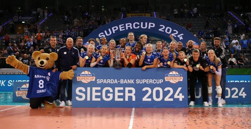 BAU 22 09 2024 Stuttgart Volleyball Supercup Allianz MTV Stuttgart vs SSC Palmberg Schwerin, team photo, Allianz MTV Stuttgart wins the Supercup