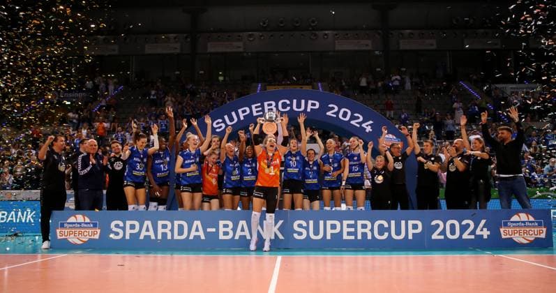 BAU 22 09 2024 Stuttgart Volleyball Supercup Allianz MTV Stuttgart vs SSC Palmberg Schwerin, team photo, Allianz MTV Stuttgart wins the Supercup, Roosa Koskelo Stuttgart with trophy