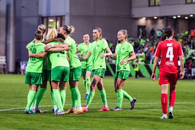 Soccer I Women I Season 2024 2025 I Bundesliga I Matchday 3 I VfL Wolfsburg 1 FC Köln I 22 09 2024 Wolfsburg team celebrating after Lena Lattweins goal 8, VfL Wolfsburg to 2 1 Wolfsburg AOK Stadion Niedersachsen Germany Copyright: xLobeca InesxHähnelx