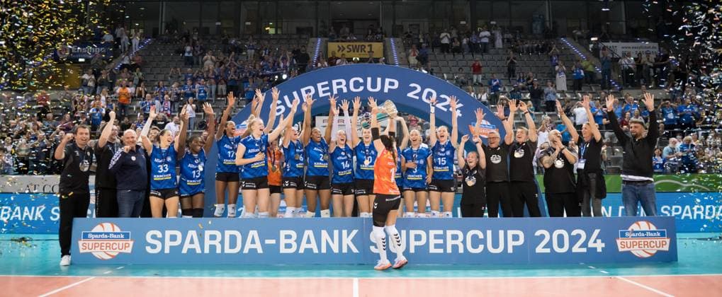 Roosa Koskelo Allianz MTV Stuttgart, 01 with trophy, jubilation, joy in front of team, team GER, Allianz MTV Stuttgart vs SSC Palmberg Schwerin, Sparda Bank Supercup 2024, VBL, season 2024 2025, 22 09 2024 GER, Allianz MTV Stuttgart vs SSC Palmberg Schwerin, Sparda Bank Supercup 2024, VBL, season 2024 2025, 22 09 2024 Stuttgart Copyright: xSandyxDinkelackerx EP_SDR