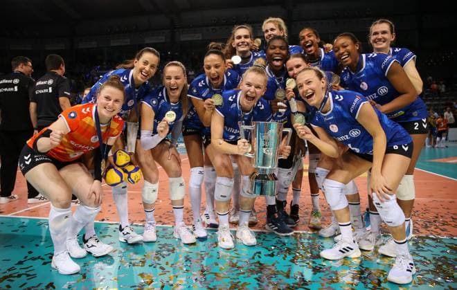 BAU 22 09 2024 Stuttgart Volleyball Supercup Allianz MTV Stuttgart vs SSC Palmberg Schwerin, the Stuttgart team celebrates with trophy, Pauline Martin with trophy