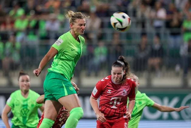 v li Alexandra Popp VfL Wolfsburg, 11 at header, action, action, match scene, THE DFB GUIDELINES PROHIBIT ANY USE OF PHOTOGRAPHS AS IMAGE SEQUENCES AND OR QUASI VIDEO DFB REGULATIONS PROHIBIT ANY USE OF PHOTOGRAPHS AS IMAGE SEQUENCES AND OR QUASI VIDEO , 22 09 2024, Wolfsburg Germany , Soccer, Google Pixel Women Bundesliga, VfL Wolfsburg 1 FC Köln xobx