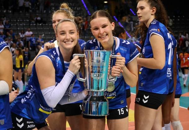BAU 22 09 2024 Stuttgart Volleyball Supercup Allianz MTV Stuttgart vs SSC Palmberg Schwerin, from left Kelsey Veltmann and Charlotte Krenicky Stuttgart with trophy at the award ceremony