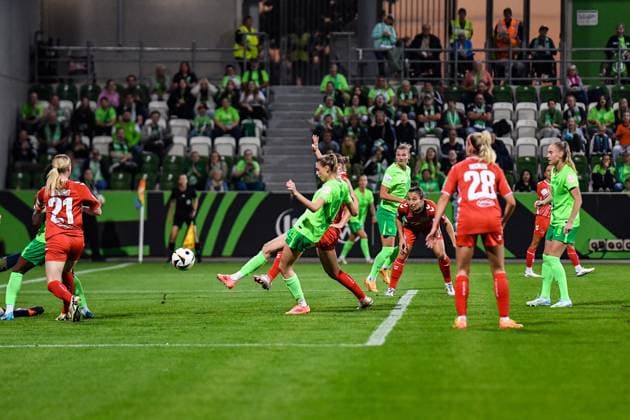 Soccer I Women I Season 2024 2025 I Bundesliga I Matchday 3 I VfL Wolfsburg 1 FC Köln I 22 09 2024 Jule Brand 29, VfL Wolfsburg reacts quickest to the 2 ball and scores the goal to make it 3 1 Wolfsburg AOK Stadion Niedersachsen Germany Copyright: xLobeca InesxHähnelx