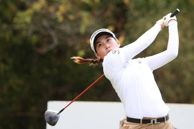 CINCINNATI, OH - SEPTEMBER 22: LPGA, Golf Damen golfer Jeeno Thitikul plays her tee shot on the 8th hole during the final round of the Kroger Queen City Championship presented by P&G on September 22, 2024, at TPC River™s Bend in Cincinnati, Ohio. (Photo by Brian Spurlock Icon Sportswire) GOLF: SEP 22 LPGA Kroger Queen City Championship pres by P&G EDITORIAL USE ONLY Icon24092246