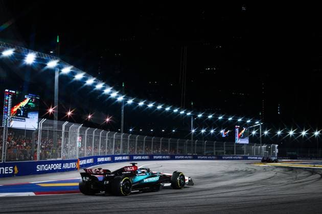 63 RUSSELL George (gbr), Mercedes AMG F1 Team W15, action during the Formula 1 Singapore Grand Prix 2024, 18th round of the 2024 Formula One World Championship, WM, Weltmeisterschaft from September 20 to 22, 2024 on the Marina Bay Circuit, in Singapore, Singapore - F1 - SINGAPORE GRAND PRIX 2024 DPPI Panoramic  240922_R18_SINGAPORE_DP_AV3_5875