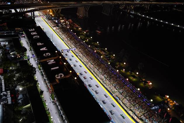 Start of the race during the Formula 1 Singapore Grand Prix 2024, 18th round of the 2024 Formula One World Championship, WM, Weltmeisterschaft from September 20 to 22, 2024 on the Marina Bay Circuit, in Singapore, Singapore - F1 - SINGAPORE GRAND PRIX 2024 DPPI Panoramic  240922_R18_SINGAPORE_DP_FG000591