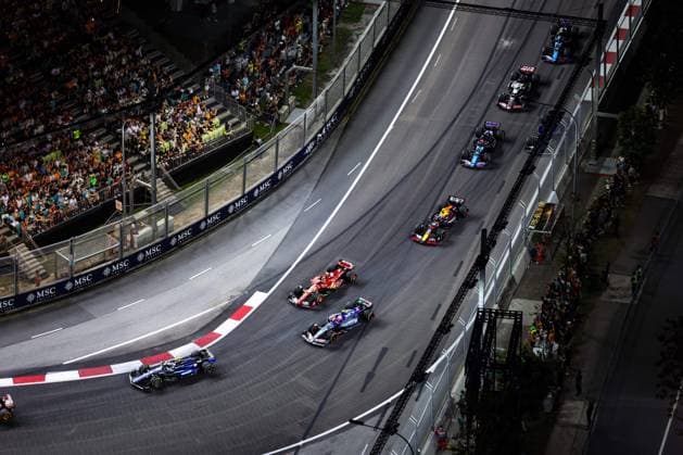 43 COLAPINTO Franco (arg), Williams Racing FW46, 23 ALBON Alexander (tha), Williams Racing FW45, 55 SAINZ Carlos (spa), Scuderia Ferrari SF-24, 11 PEREZ Sergio (mex), Red Bull Racing RB20, 31 OCON Esteban (fra), Alpine F1 Team A524, action during the Formula 1 Singapore Grand Prix 2024, 18th round of the 2024 Formula One World Championship, WM, Weltmeisterschaft from September 20 to 22, 2024 on the Marina Bay Circuit, in Singapore, Singapore - F1 - SINGAPORE GRAND PRIX 2024 DPPI Panoramic 240922_R18_SINGAPORE_DP_FGDN0321