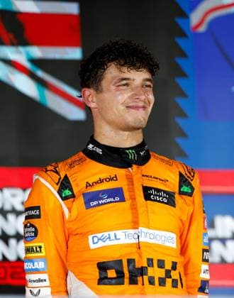 NORRIS Lando (gbr), McLaren F1 Team MCL38, portrait podium during the Formula 1 Singapore Grand Prix 2024, 18th round of the 2024 Formula One World Championship, WM, Weltmeisterschaft from September 20 to 22, 2024 on the Marina Bay Circuit, in Singapore, Singapore - F1 - SINGAPORE GRAND PRIX 2024 DPPI Panoramic  240922_R18_SINGAPORE_DP_F12024GP18SIN_JK570301