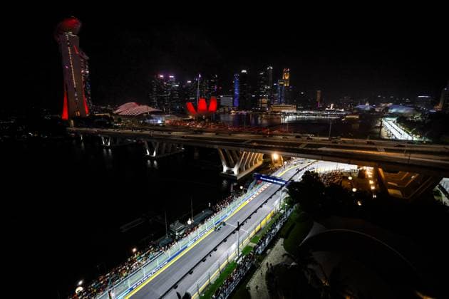 44 HAMILTON Lewis (gbr), Mercedes AMG F1 Team W15, action during the Formula 1 Singapore Grand Prix 2024, 18th round of the 2024 Formula One World Championship, WM, Weltmeisterschaft from September 20 to 22, 2024 on the Marina Bay Circuit, in Singapore, Singapore - F1 - SINGAPORE GRAND PRIX 2024 DPPI Panoramic  240922_R18_SINGAPORE_DP_FG000653