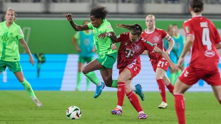 from left Lineth Beerensteyn VfL Wolfsburg, 9 and Dora Zeller 1 FC Köln, 19 in a duel, dynamic, action, action, game scene, THE DFB REGULATIONS PROHIBIT ANY USE OF PHOTOGRAPHS AS IMAGE SEQUENCES AND OR QUASI VIDEO , 22 09 2024, Wolfsburg Germany , Football, Google Pixel Womens Bundesliga, VfL Wolfsburg 1 FC Köln xobx