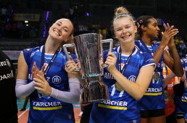 BAU 22 09 2024 Stuttgart Volleyball Supercup Allianz MTV Stuttgart vs SSC Palmberg Schwerin, from left Kelsey Veltmann and Pauline Martin Stuttgart with trophy