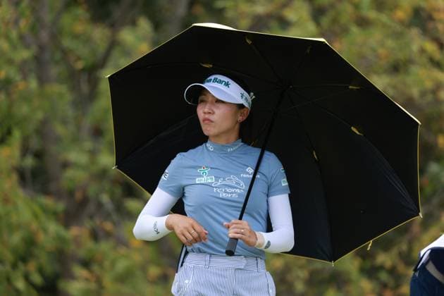 CINCINNATI, OH - SEPTEMBER 22: LPGA, Golf Damen golfer Lydia Ko waits under an umbrella on the 8th tee during the final round of the Kroger Queen City Championship presented by P&G on September 22, 2024, at TPC River™s Bend in Cincinnati, Ohio. (Photo by Brian Spurlock Icon Sportswire) GOLF: SEP 22 LPGA Kroger Queen City Championship pres by P&G EDITORIAL USE ONLY Icon24092248