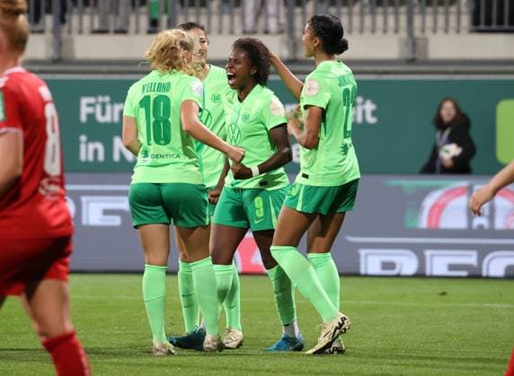 Women VfL Wolfsburg vs 1 FC Köln Wolfsburg, 22 09 2024, Football, Women, Season 24 25, Google Pixel Bundesliga, Matchday 3, VfL Wolfsburg vs 1 FC Köln, Picture shows jubilation over the goal to 5 1 for VfL by Lineth Beerenstyn VfL, 9 Wolfsburg