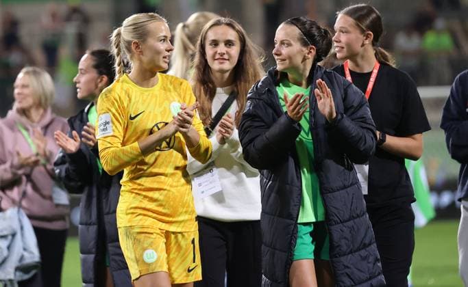 Women VfL Wolfsburg vs 1 FC Köln Wolfsburg, 22 09 2024, Soccer, Women, Season 24 25, Google Pixel Bundesliga, Matchday 3, VfL Wolfsburg vs 1 FC Köln, Picture shows Merle Frohms VfL, 1 and Joelle Wedemeyer VfL, 24 Wolfsburg