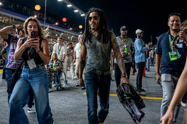 Sport Bilder des Tages MARINA BAY, SINGAPORE: Lenny Kravitz, American singer, songwriter, musician, at the 2024 Formula 1 Singapore Grand Prix at the Marina Bay Street Circuit in Marina Bay, Singapore.