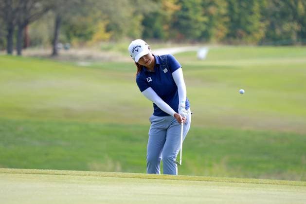 CINCINNATI, OH - SEPTEMBER 22: LPGA, Golf Damen golfer Yan Liu chips on the 8th hole during the final round of the Kroger Queen City Championship presented by P&G on September 22, 2024, at TPC River™s Bend in Cincinnati, Ohio. (Photo by Brian Spurlock Icon Sportswire) GOLF: SEP 22 LPGA Kroger Queen City Championship pres by P&G EDITORIAL USE ONLY Icon24092257