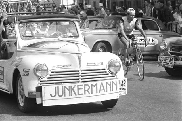 Archivbilder der Woche SPORT KW38 Tour de France 1961. Einzelzeitfahren in Versailles. Hennes Junkermann mit Begleitfahrzeug. *** Tour de France 1961 Individual time trial in Versailles Hennes Junkermann with support vehicle HM