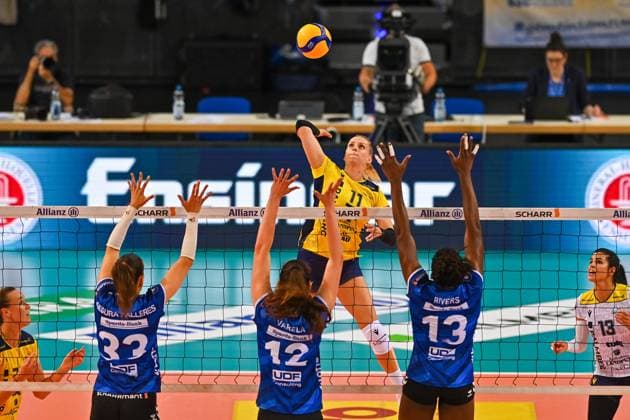 SuperCup Allianz MTV Stuttgart SSC Palmberg Schwerin 22 09 2024 SuperCup, Super Cup, Volleyball, Women, Season 2024 25, Allianz MTV Stuttgart in blue , against SSC Palmberg Schwerin in yellow , Annegret Hölzig, against 13 Krystal Rivers, 12 Lucia Varela Gomez Copyright: xBEAUTIFULxSPORTS TomxBlochx