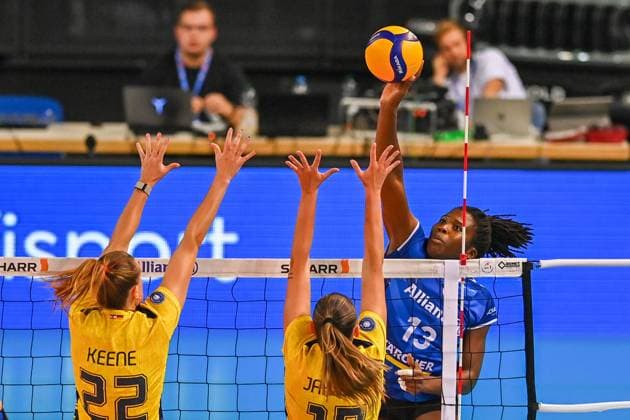 SuperCup Allianz MTV Stuttgart SSC Palmberg Schwerin 22 09 2024 SuperCup, Super Cup, Volleyball, Women, Season 2024 25, Allianz MTV Stuttgart in blue , against SSC Palmberg Schwerin in yellow , Krystal Rivers, against 22 Jaelyn Rose Keene, Copyright: xBEAUTIFULxSPORTS TomxBlochx