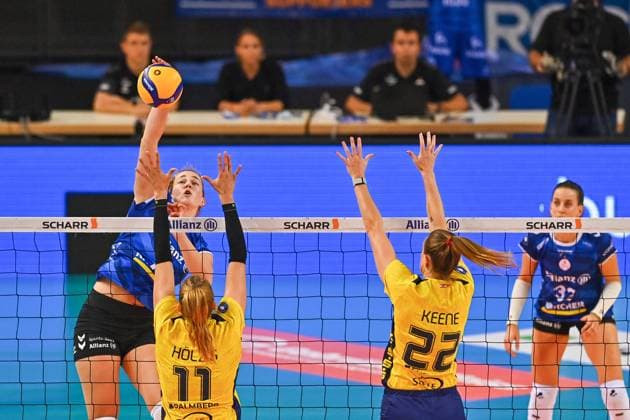 SuperCup Allianz MTV Stuttgart SSC Palmberg Schwerin 22 09 2024 SuperCup, Super Cup, Volleyball, Women, Season 2024 25, Allianz MTV Stuttgart in blue , against SSC Palmberg Schwerin in yellow , Jolien Knollema against 11 Annegret Hölzig, 22 Jaelyn Rose Keene, Copyright: xBEAUTIFULxSPORTS TomxBlochx
