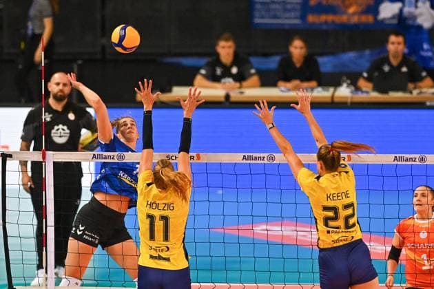 SuperCup Allianz MTV Stuttgart SSC Palmberg Schwerin 22 09 2024 SuperCup, Super Cup, Volleyball, Women, Season 2024 25, Allianz MTV Stuttgart in blue , against SSC Palmberg Schwerin in yellow , Jolien Knollema against 11 Annegret Hölzig and 22 Jaeyln Rose Keene, Copyright: xBEAUTIFULxSPORTS TomxBlochx