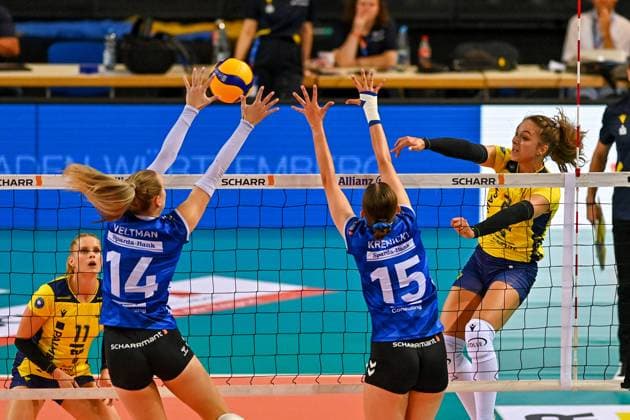 SuperCup Allianz MTV Stuttgart SSC Palmberg Schwerin 22 09 2024 SuperCup, Super Cup, Volleyball, Women, Season 2024 25, Allianz MTV Stuttgart in blue , against SSC Palmberg Schwerin in yellow , Fleur Savelkoel against 15 Charlotte Krenicky, 14 Kelsey Veltman, Copyright: xBEAUTIFULxSPORTS TomxBlochx
