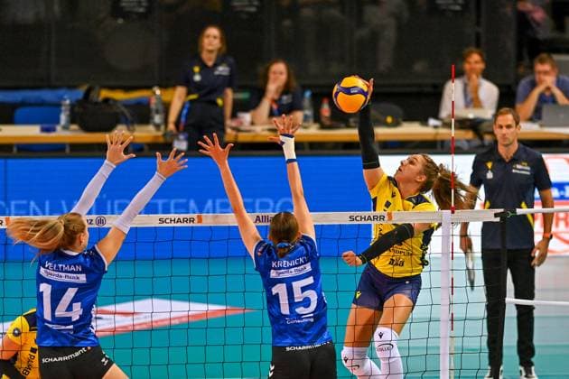SuperCup Allianz MTV Stuttgart SSC Palmberg Schwerin 22 09 2024 SuperCup, Super Cup, Volleyball, Women, Season 2024 25, Allianz MTV Stuttgart in blue , against SSC Palmberg Schwerin in yellow , Fleur Savelkoel against 15 Charlotte Krenicky, 14 Kelsey Veltman, Copyright: xBEAUTIFULxSPORTS TomxBlochx