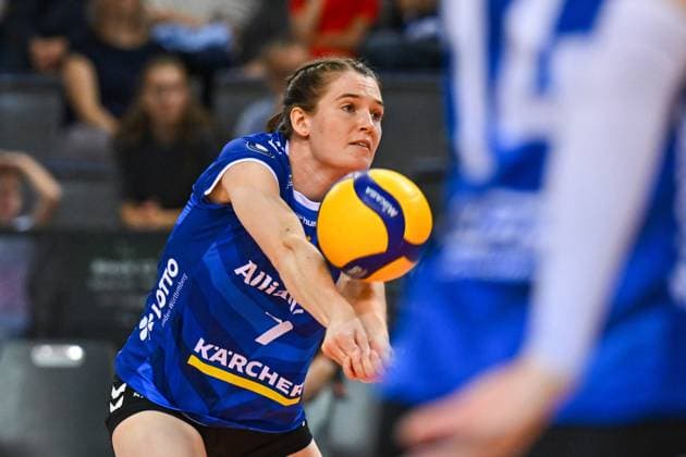 SuperCup Allianz MTV Stuttgart SSC Palmberg Schwerin 22 09 2024 SuperCup, Super Cup, Volleyball, Women, Season 2024 25, Allianz MTV Stuttgart in blue , against SSC Palmberg Schwerin in yellow , Madelyn Robinson, Copyright: xBEAUTIFULxSPORTS TomxBlochx