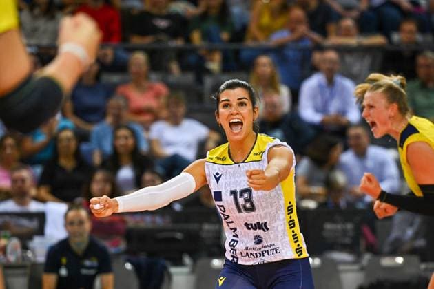 SuperCup Allianz MTV Stuttgart SSC Palmberg Schwerin 22 09 2024 SuperCup, Super Cup, Volleyball, Women, Season 2024 25, Allianz MTV Stuttgart in blue , against SSC Palmberg Schwerin in yellow , Patricia Llabres Herrera, Copyright: xBEAUTIFULxSPORTS TomxBlochx