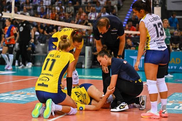SuperCup Allianz MTV Stuttgart SSC Palmberg Schwerin 22 09 2024 SuperCup, Super Cup, Volleyball, Women, Season 2024 25, Allianz MTV Stuttgart in blue , against SSC Palmberg Schwerin in yellow , Vedrana Jaksetic 17 down, twisted knee, Copyright: xBEAUTIFULxSPORTS TomxBlochx