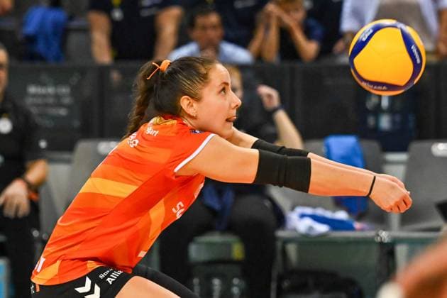 SuperCup Allianz MTV Stuttgart SSC Palmberg Schwerin 22 09 2024 SuperCup, Super Cup, Volleyball, Women, Season 2024 25, Allianz MTV Stuttgart in blue , against SSC Palmberg Schwerin in yellow , Roosa Koskelo, Libero Stuttgart, Copyright: xBEAUTIFULxSPORTS TomxBlochx