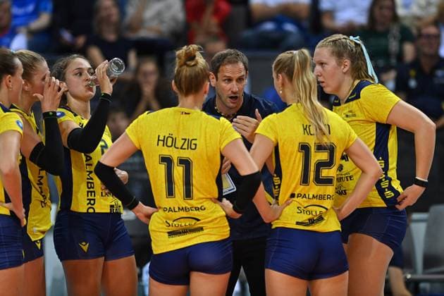 SuperCup Allianz MTV Stuttgart SSC Palmberg Schwerin 22 09 2024 SuperCup, Super Cup, Volleyball, Women, Season 2024 25, Allianz MTV Stuttgart in blue , against SSC Palmberg Schwerin in yellow , Felix Koslowski, Coach SSC Copyright: xBEAUTIFULxSPORTS TomxBlochx