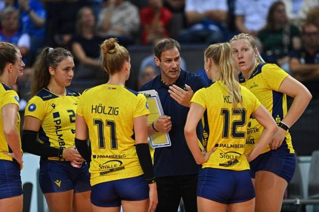 SuperCup Allianz MTV Stuttgart SSC Palmberg Schwerin 22 09 2024 SuperCup, Super Cup, Volleyball, Women, Season 2024 25, Allianz MTV Stuttgart in blue , against SSC Palmberg Schwerin in yellow , Felix Koslowski, Coach SSC Copyright: xBEAUTIFULxSPORTS TomxBlochx