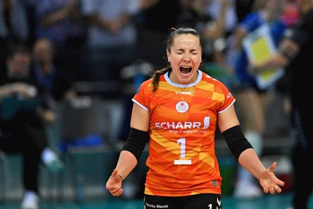 SuperCup Allianz MTV Stuttgart SSC Palmberg Schwerin 22 09 2024 SuperCup, Super Cup, Volleyball, Women, Season 2024 25, Allianz MTV Stuttgart in blue , against SSC Palmberg Schwerin in yellow , Roosa Koskelo, Libero Stuttgart, Copyright: xBEAUTIFULxSPORTS TomxBlochx