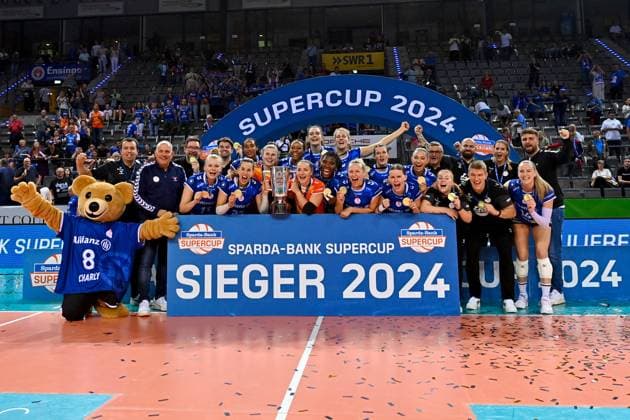 SuperCup Allianz MTV Stuttgart SSC Palmberg Schwerin 22 09 2024 SuperCup, Super Cup, Volleyball, Women, Season 2024 25, Allianz MTV Stuttgart in blue , against SSC Palmberg Schwerin in yellow , Stuttgart wins the SuperCup Copyright: xBEAUTIFULxSPORTS TomxBlochx