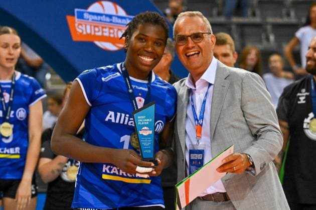 SuperCup Allianz MTV Stuttgart SSC Palmberg Schwerin 22 09 2024 SuperCup, Super Cup, Volleyball, Women, Season 2024 25, Allianz MTV Stuttgart in blue , against SSC Palmberg Schwerin in yellow , MVP Krystal Rivers left, with Frank Fischer, shareholder Stuttgart Indoors, Webix, Copyright: xBEAUTIFULxSPORTS TomxBlochx