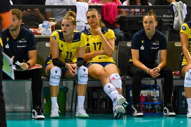 SuperCup Allianz MTV Stuttgart SSC Palmberg Schwerin 22 09 2024 SuperCup, Super Cup, Volleyball, Women, Season 2024 25, Allianz MTV Stuttgart in blue , against SSC Palmberg Schwerin in yellow , Vedrana Jaksetic with ice pack 17, left Annegret Hölzig Copyright: xBEAUTIFULxSPORTS TomxBlochx