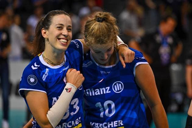 SuperCup Allianz MTV Stuttgart SSC Palmberg Schwerin 22 09 2024 SuperCup, Super Cup, Volleyball, Women, Season 2024 25, Allianz MTV Stuttgart in blue , against SSC Palmberg Schwerin in yellow , Maria Segura Palleres, left, with Jolien Knollema, Copyright: xBEAUTIFULxSPORTS TomxBlochx