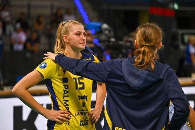 SuperCup Allianz MTV Stuttgart SSC Palmberg Schwerin 22 09 2024 SuperCup, Super Cup, Volleyball, Women, Season 2024 25, Allianz MTV Stuttgart in blue , against SSC Palmberg Schwerin in yellow , Elles Dambrink is comforted, Copyright: xBEAUTIFULxSPORTS TomxBlochx
