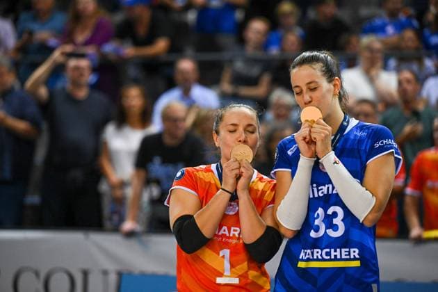 SuperCup Allianz MTV Stuttgart SSC Palmberg Schwerin 22 09 2024 SuperCup, Super Cup, Volleyball, Women, Season 2024 25, Allianz MTV Stuttgart in blue , against SSC Palmberg Schwerin in yellow , Roosa Koskelo, Libero Stuttgart, right Maria Segura Palleres, with the medals, Copyright: xBEAUTIFULxSPORTS TomxBlochx
