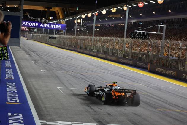 22 09 2024, Marina Bay Street Circuit, Singapore, FORMULA 1 SINGAPORE AIRLINES SINGAPORE GRAND PRIX 2024,in the picture crossing the finish line of the winner Lando Norris GBR , McLaren F1 Team Defodi 506 20240922 hbr 0152 Defodi-506