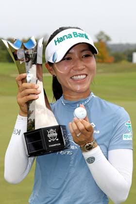 CINCINNATI, OH - SEPTEMBER 22: LPGA, Golf Damen golfer Lydia Ko poses with the trophy after winning the Kroger Queen City Championship presented by P&G on September 22, 2024, at TPC River™s Bend in Cincinnati, Ohio. (Photo by Brian Spurlock Icon Sportswire) GOLF: SEP 22 LPGA Kroger Queen City Championship pres by P&G EDITORIAL USE ONLY Icon24092281