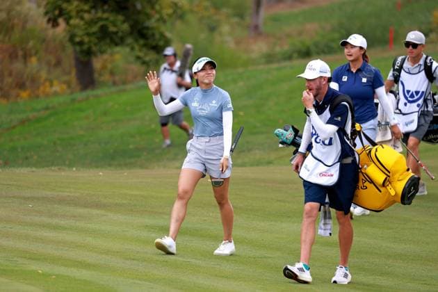 CINCINNATI, OH - SEPTEMBER 22: LPGA, Golf Damen golfer Lydia Ko waves to the crowd walking up to the 18th green during the final round of the Kroger Queen City Championship presented by P&G on September 22, 2024, at TPC River™s Bend in Cincinnati, Ohio. (Photo by Brian Spurlock Icon Sportswire) GOLF: SEP 22 LPGA Kroger Queen City Championship pres by P&G EDITORIAL USE ONLY Icon24092295