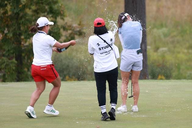 CINCINNATI, OH - SEPTEMBER 22: LPGA, Golf Damen golfer Lydia Ko is sprayed with champagne after winning the Kroger Queen City Championship presented by P&G on September 22, 2024, at TPC River™s Bend in Cincinnati, Ohio. (Photo by Brian Spurlock Icon Sportswire) GOLF: SEP 22 LPGA Kroger Queen City Championship pres by P&G EDITORIAL USE ONLY Icon240922100